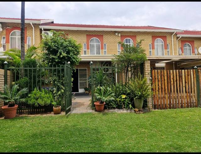 3 BEDROOM TOWNHOUSE FOR SALE IN MAGALIESKRUIN